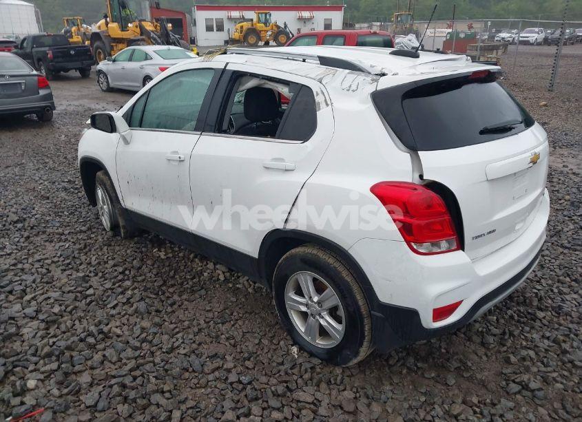 Photo 3 of 2020 Chevrolet Trax AWD LT (VIN 3GNCJPSB9LL155372)