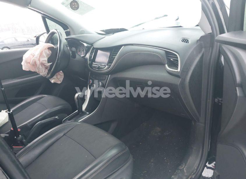 Photo 5 of 2020 Chevrolet Trax AWD LT (VIN 3GNCJPSB9LL223945)