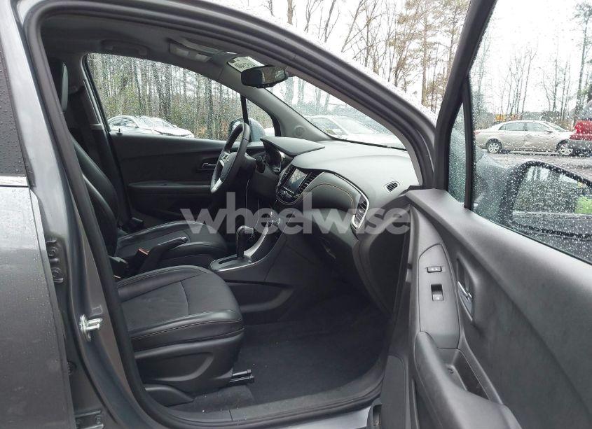 Photo 5 of 2020 Chevrolet Trax AWD LT (VIN 3GNCJPSB9LL331143)