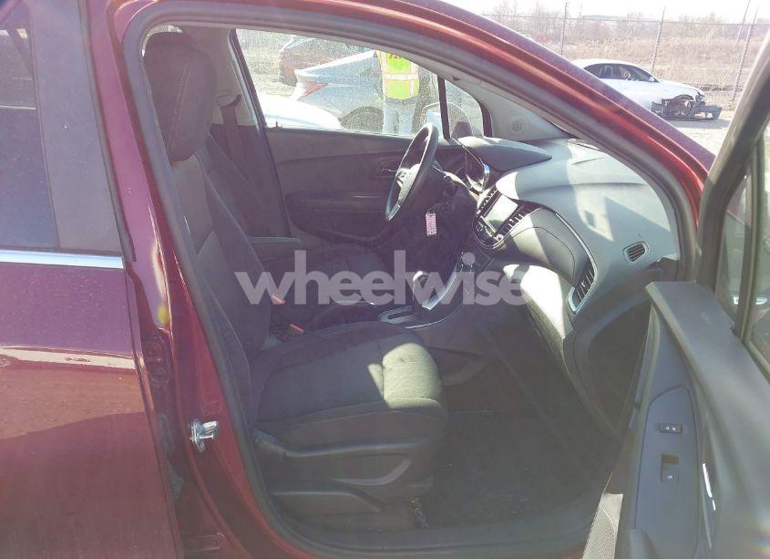 Photo 5 of 2017 Chevrolet Trax LT (VIN 3GNCJPSBXHL141097)