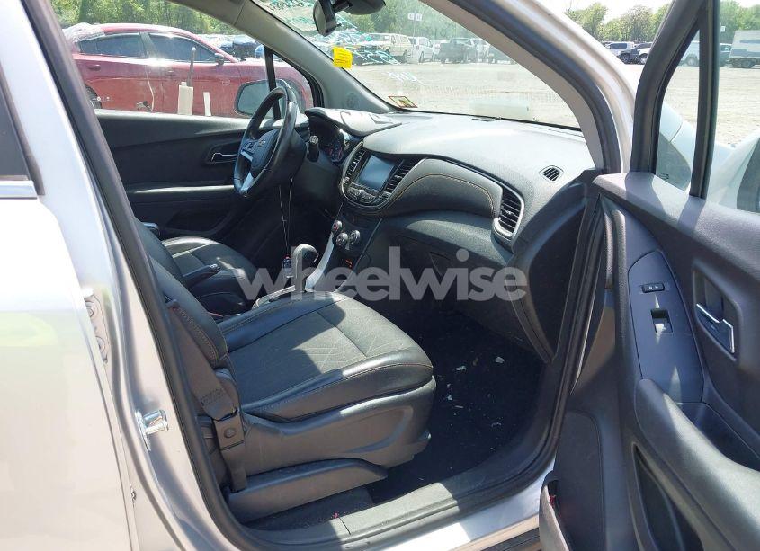 Photo 5 of 2017 Chevrolet Trax LT (VIN 3GNCJPSBXHL148504)