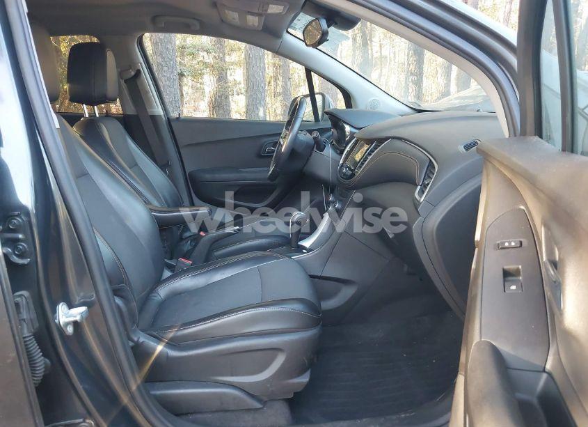 Photo 5 of 2018 Chevrolet Trax LT (VIN 3GNCJPSBXJL173215)