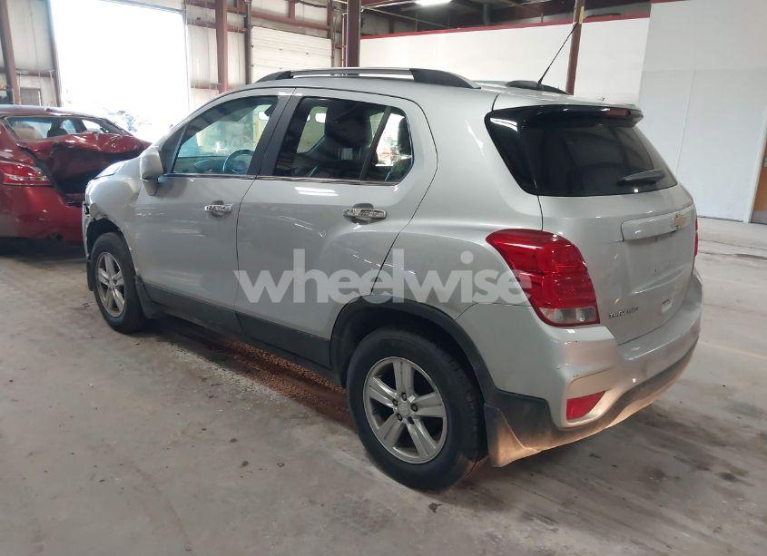 Photo 3 of 2018 Chevrolet Trax LT (VIN 3GNCJPSBXJL317104)