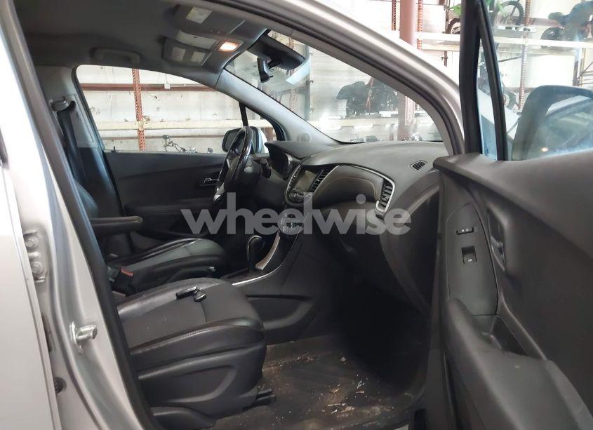 Photo 5 of 2018 Chevrolet Trax LT (VIN 3GNCJPSBXJL317104)