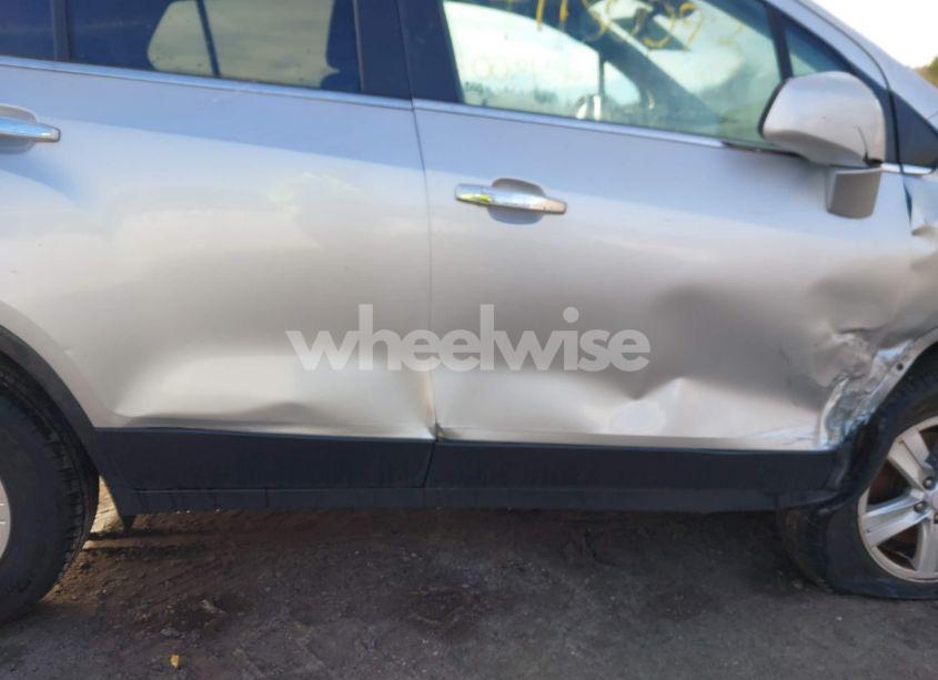 Photo 17 of 2018 Chevrolet Trax LT (VIN 3GNCJPSBXJL365573)