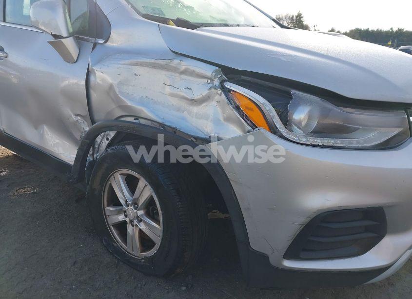 Photo 18 of 2018 Chevrolet Trax LT (VIN 3GNCJPSBXJL365573)