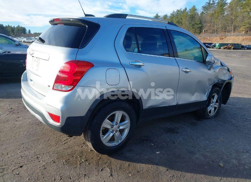 Photo 4 of 2018 Chevrolet Trax LT (VIN 3GNCJPSBXJL365573)