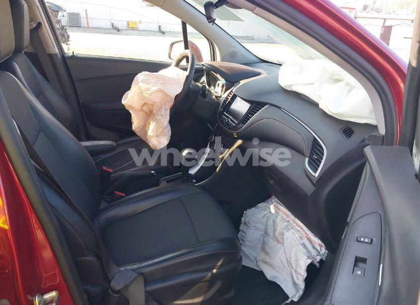 Photo 5 of 2020 Chevrolet Trax AWD LT (VIN 3GNCJPSBXLL150939)