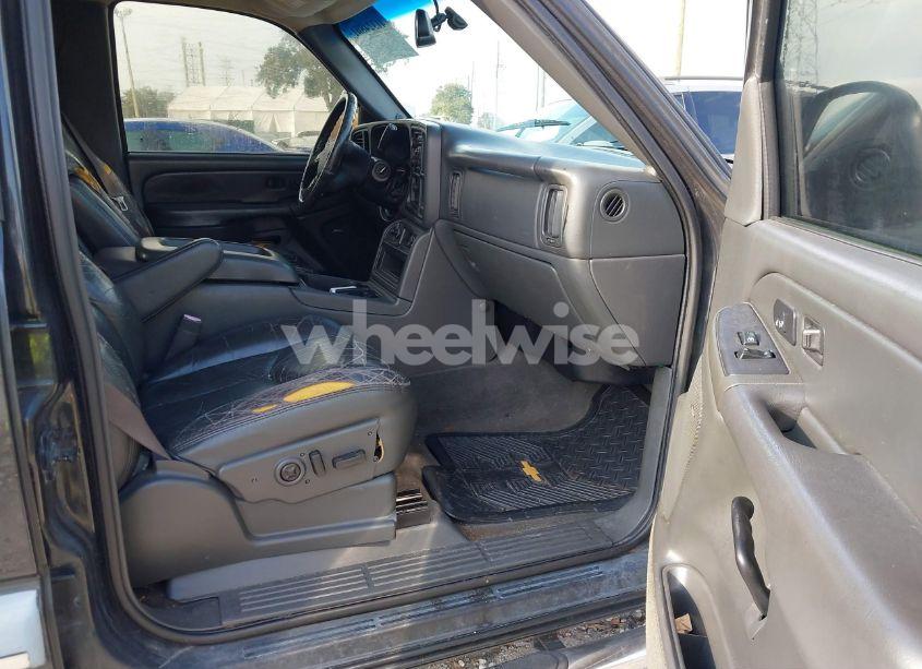 Photo 5 of 2004 Chevrolet Avalanche 1500 (VIN 3GNEC12T24G162652)