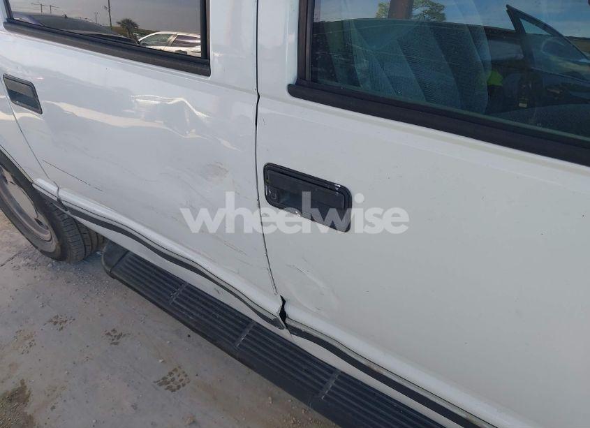 Photo 12 of 1999 Chevrolet Suburban 1500 LT (VIN 3GNEC16R0XG207896)