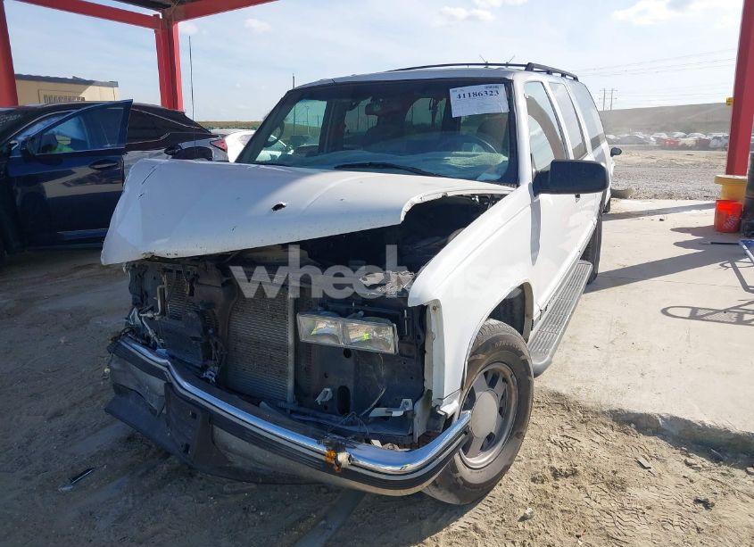 Photo 2 of 1999 Chevrolet Suburban 1500 LT (VIN 3GNEC16R0XG207896)