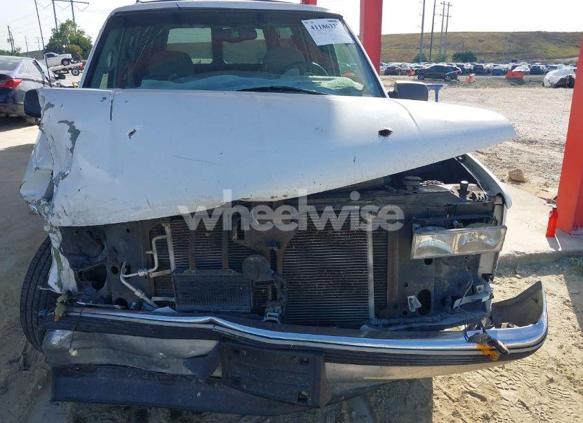 Photo 6 of 1999 Chevrolet Suburban 1500 LT (VIN 3GNEC16R0XG207896)