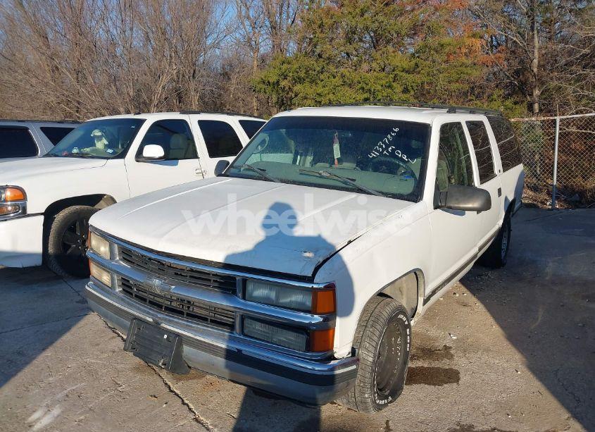 Photo 2 of 1998 Chevrolet Suburban 1500 (VIN 3GNEC16R1WG124279)