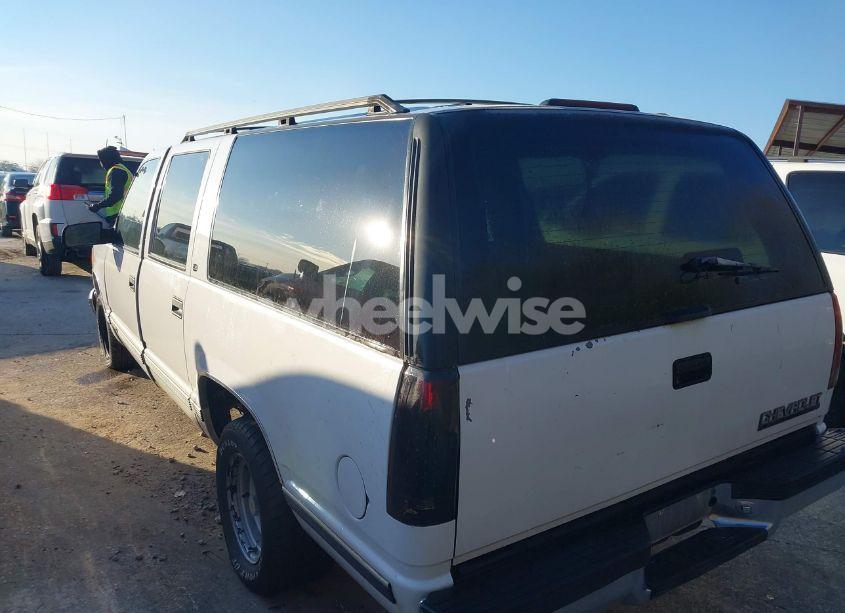 Photo 3 of 1998 Chevrolet Suburban 1500 (VIN 3GNEC16R1WG124279)