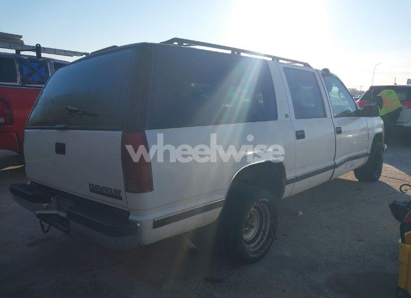 Photo 4 of 1998 Chevrolet Suburban 1500 (VIN 3GNEC16R1WG124279)
