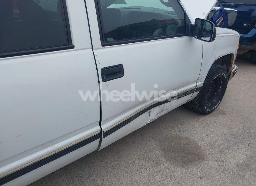 Photo 6 of 1998 Chevrolet Suburban 1500 (VIN 3GNEC16R1WG124279)