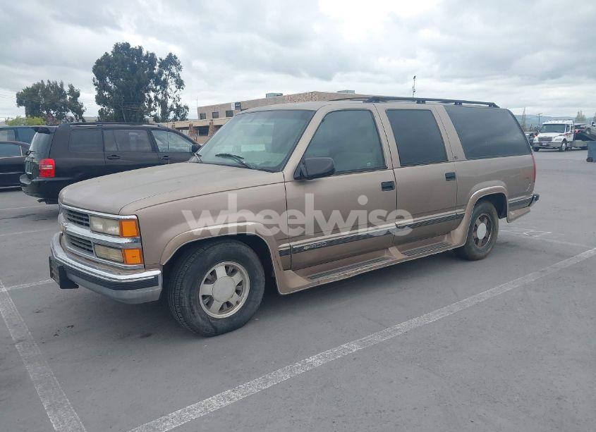 Photo 2 of 1996 Chevrolet Suburban C1500 (VIN 3GNEC16R3TG101906)