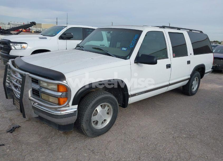 Photo 2 of 1998 Chevrolet Suburban 1500 (VIN 3GNEC16R4WG135454)