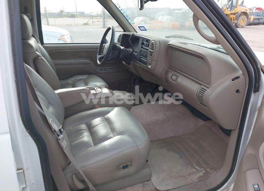 Photo 5 of 1998 Chevrolet Suburban 1500 (VIN 3GNEC16R4WG135454)