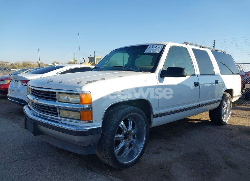 Photo 2 of 1998 Chevrolet Suburban 1500 (VIN 3GNEC16R7WG140146)