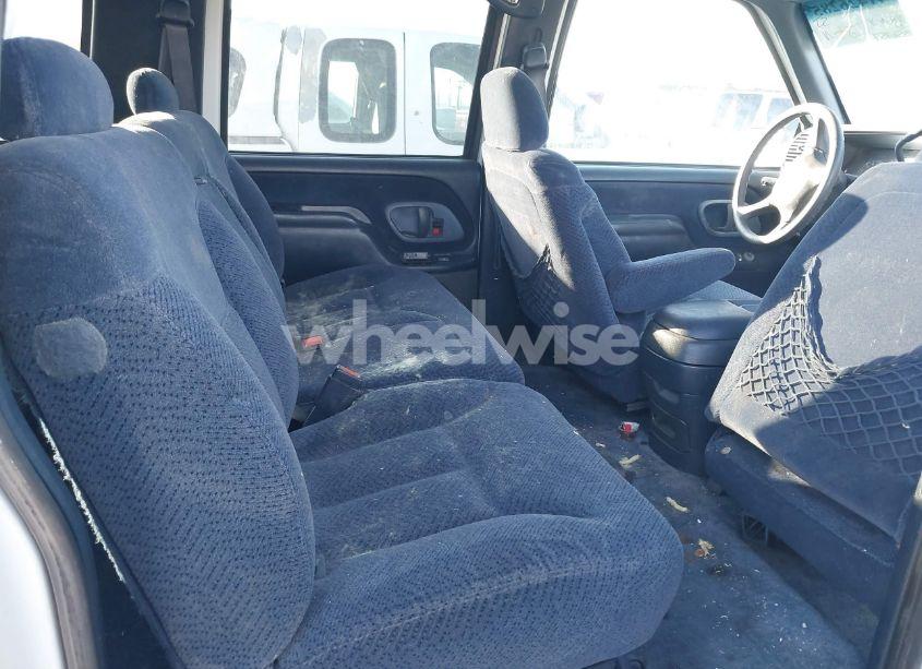 Photo 8 of 1998 Chevrolet Suburban 1500 (VIN 3GNEC16R7WG140146)