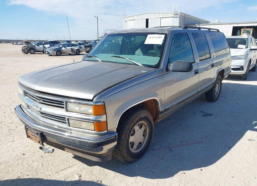 Photo 2 of 1999 Chevrolet Suburban 1500 LT (VIN 3GNEC16R8XG156146)