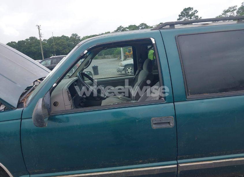 Photo 6 of 1996 Chevrolet Suburban C1500 (VIN 3GNEC16R9TG137633)