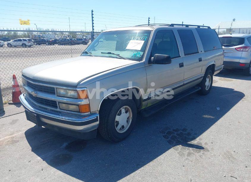 Photo 2 of 1999 Chevrolet Suburban 1500 LT (VIN 3GNEC16R9XG253081)