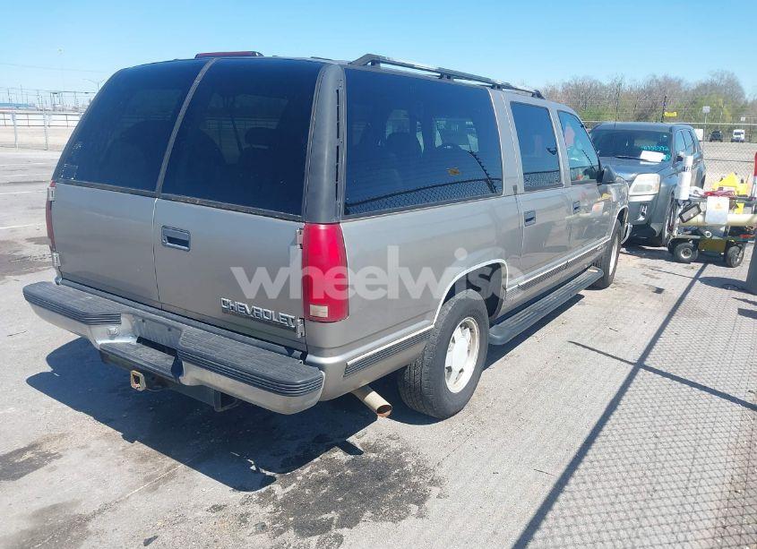 Photo 4 of 1999 Chevrolet Suburban 1500 LT (VIN 3GNEC16R9XG253081)