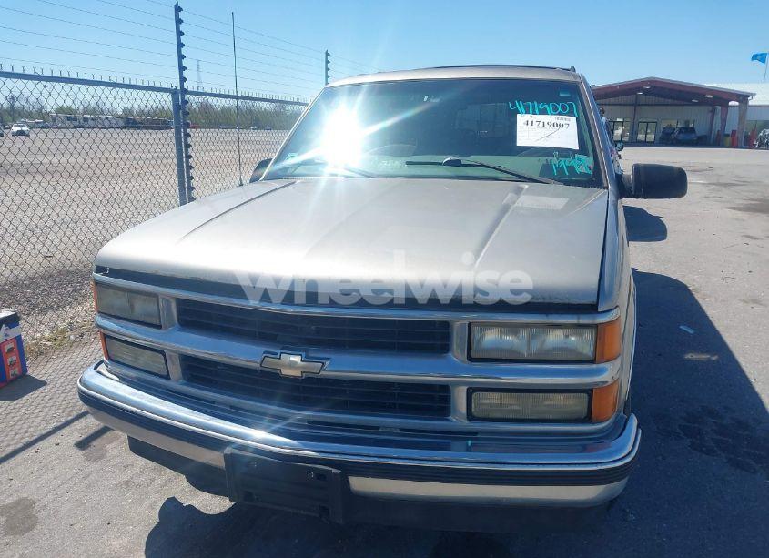 Photo 6 of 1999 Chevrolet Suburban 1500 LT (VIN 3GNEC16R9XG253081)