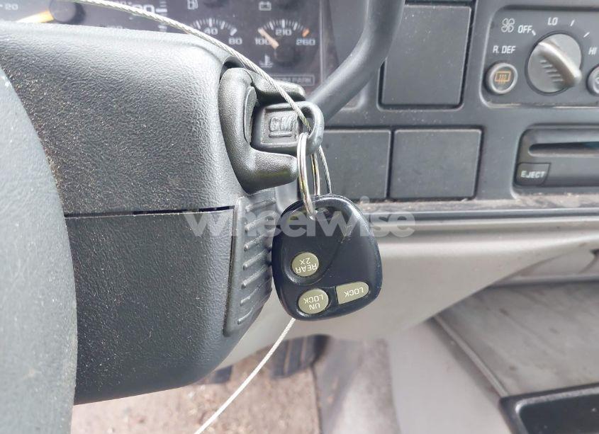 Photo 11 of 1999 Chevrolet Suburban 1500 LT (VIN 3GNEC16RXXG169156)