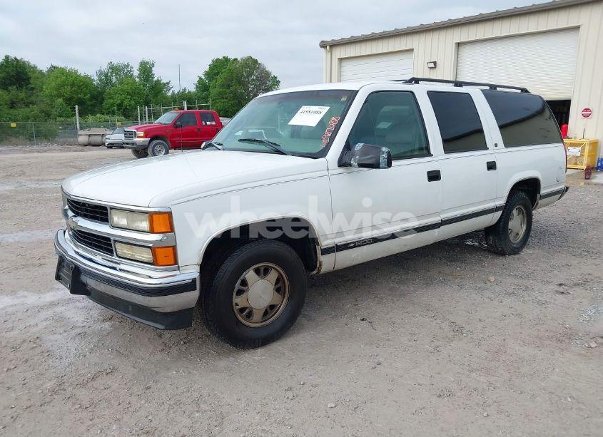 Photo 2 of 1999 Chevrolet Suburban 1500 LT (VIN 3GNEC16RXXG169156)
