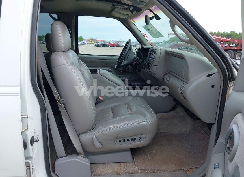 Photo 5 of 1999 Chevrolet Suburban 1500 LT (VIN 3GNEC16RXXG169156)