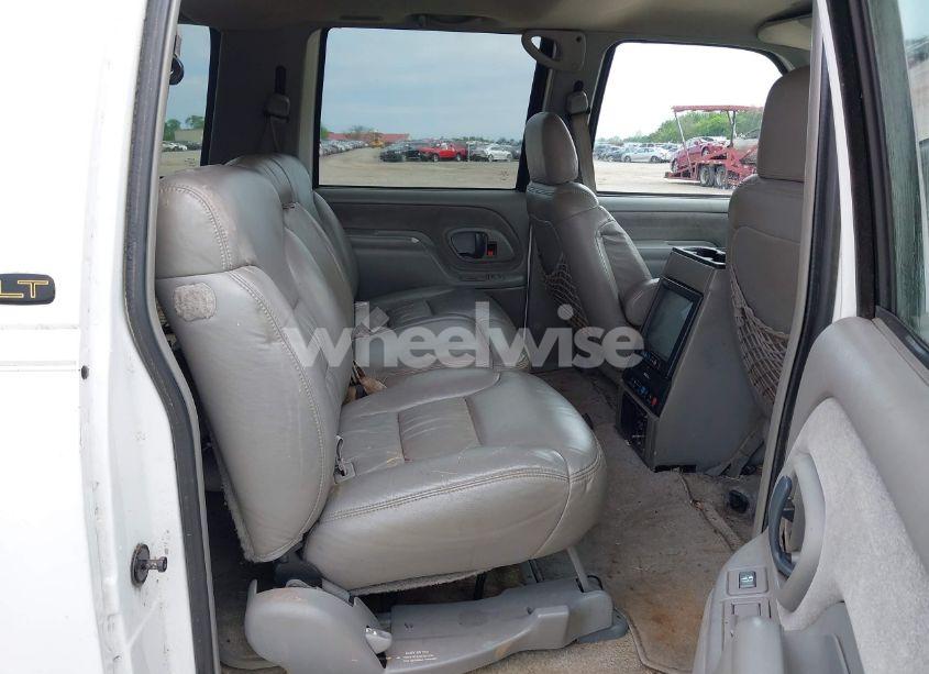 Photo 8 of 1999 Chevrolet Suburban 1500 LT (VIN 3GNEC16RXXG169156)