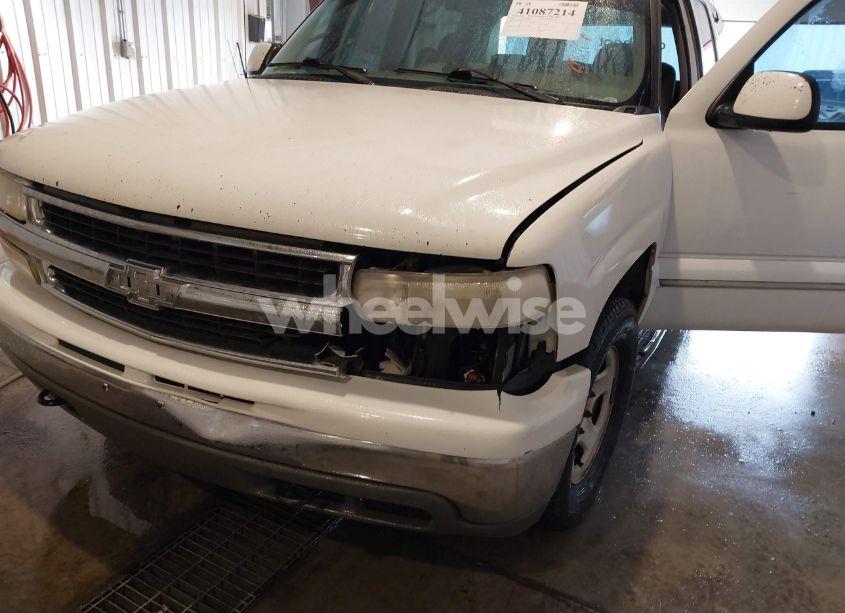 Photo 6 of 2001 Chevrolet Suburban 1500 LT (VIN 3GNEC16T01G262190)