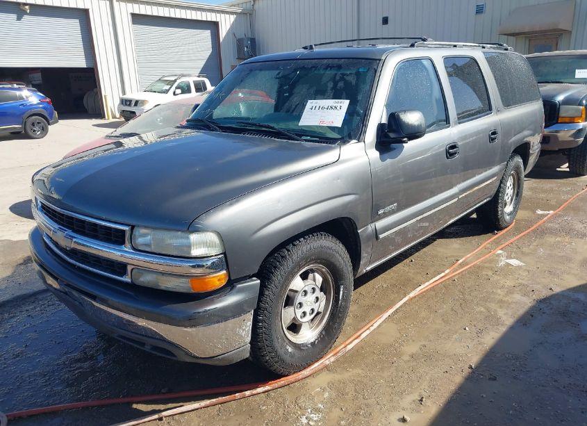 Photo 2 of 2000 Chevrolet Suburban 1500 LS (VIN 3GNEC16T3YG177516)