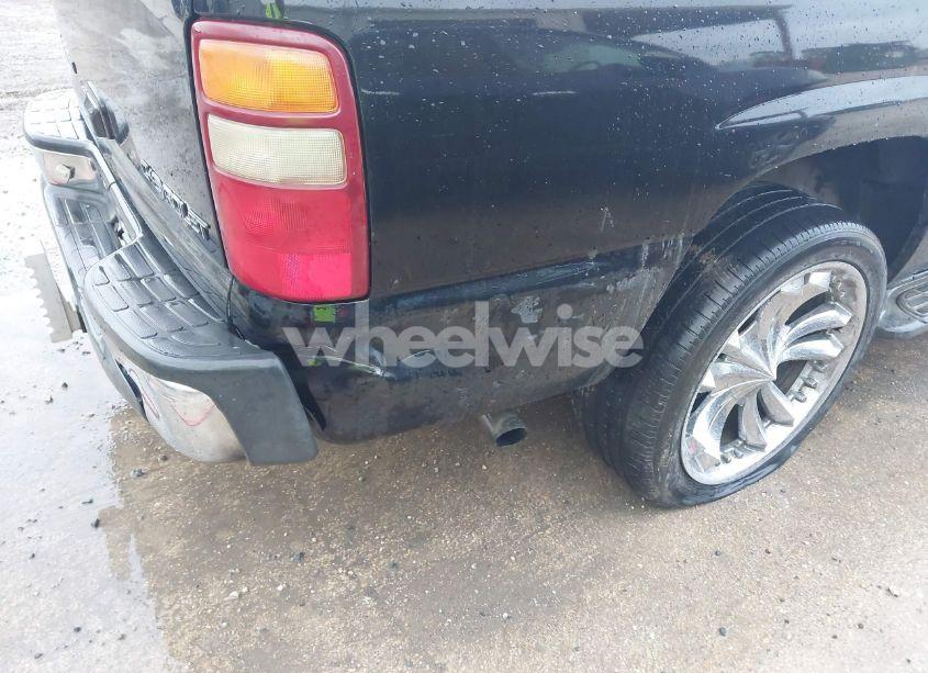 Photo 6 of 2001 Chevrolet Suburban 1500 LT (VIN 3GNEC16T81G216977)