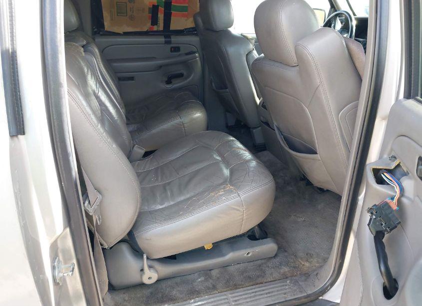 Photo 8 of 2004 Chevrolet Suburban 1500 LT (VIN 3GNEC16T84G184360)