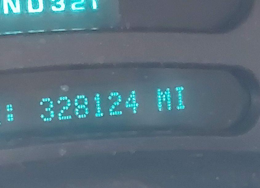 Photo 7 of 2004 Chevrolet Suburban 1500 LT (VIN 3GNEC16Z24G208057)