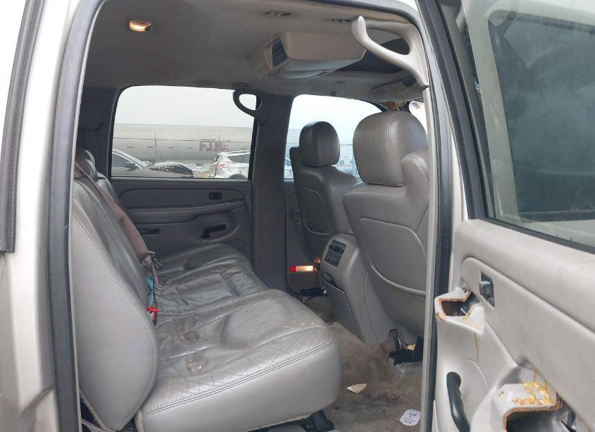 Photo 8 of 2004 Chevrolet Suburban 1500 LT (VIN 3GNEC16Z24G208057)