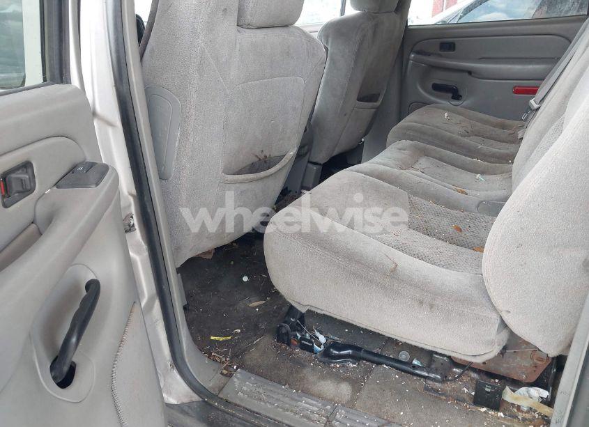 Photo 8 of 2005 Chevrolet Suburban 1500 LS (VIN 3GNEC16Z25G132924)