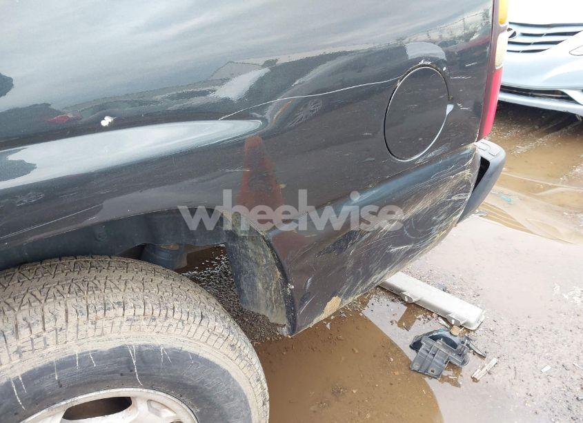 Photo 6 of 2004 Chevrolet Suburban 1500 LS (VIN 3GNEC16Z34G110624)