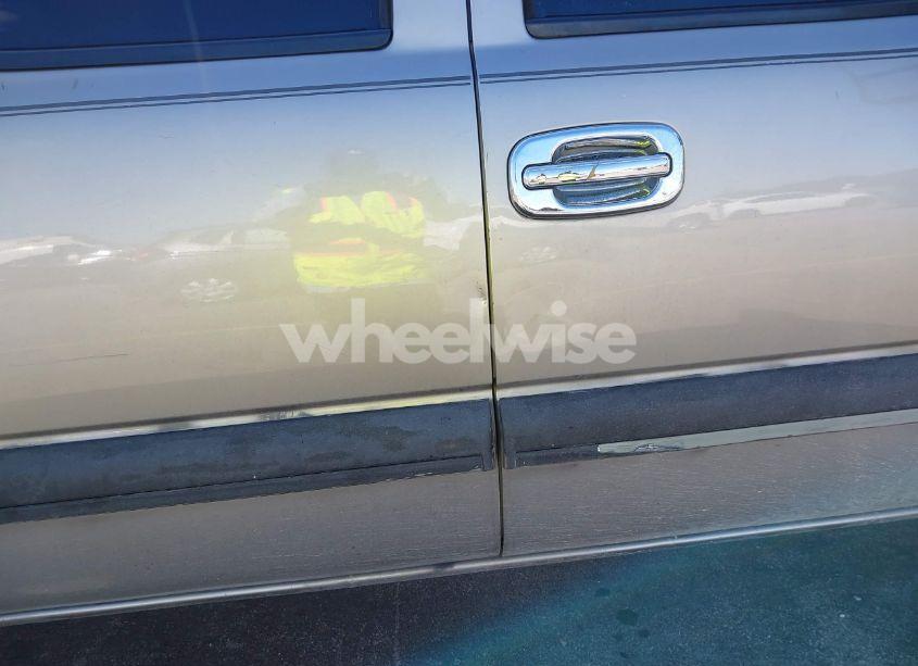 Photo 12 of 2002 Chevrolet Suburban 1500 LT (VIN 3GNEC16Z62G347203)