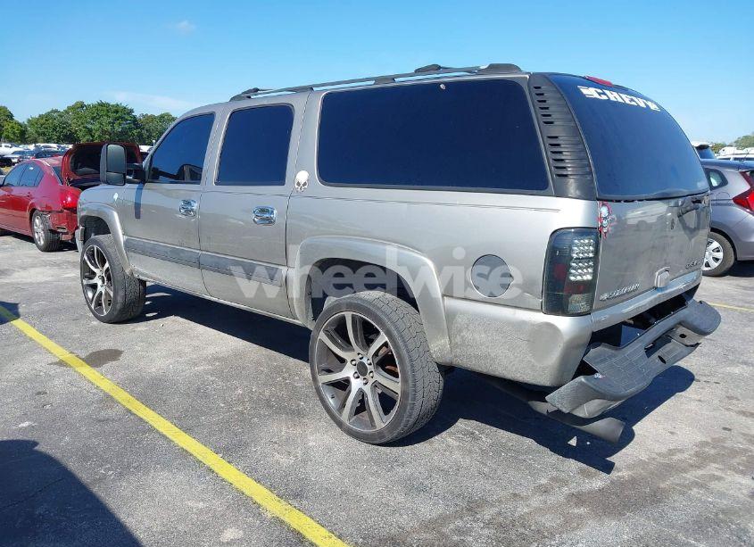 Photo 3 of 2002 Chevrolet Suburban 1500 LT (VIN 3GNEC16Z62G347203)