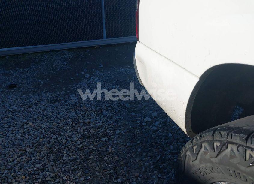 Photo 6 of 2004 Chevrolet Suburban 1500 LS (VIN 3GNEC16Z64G259156)