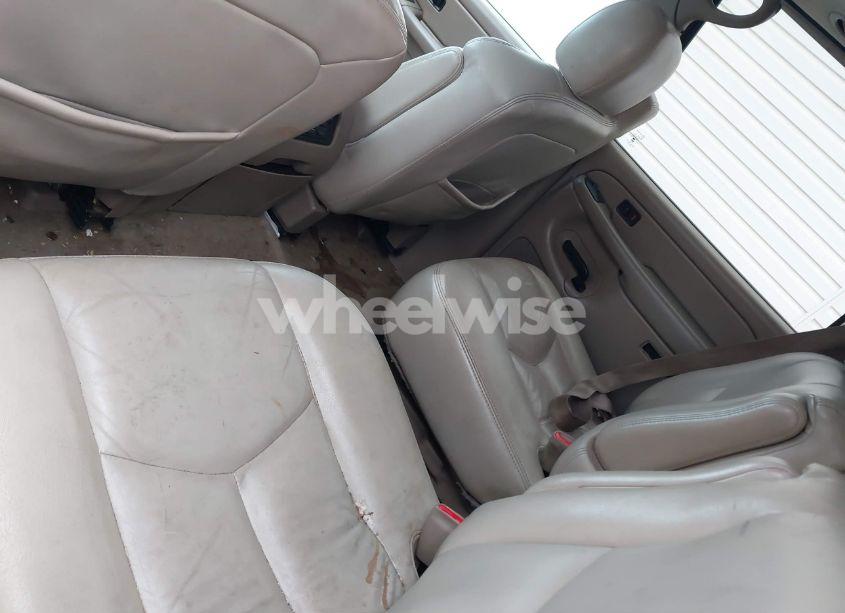 Photo 8 of 2005 Chevrolet Suburban 1500 LT (VIN 3GNEC16Z85G157682)