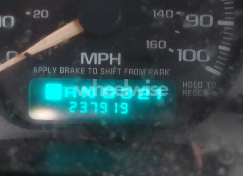 Photo 7 of 2002 Chevrolet Suburban 1500 LT (VIN 3GNEC16Z92G241795)