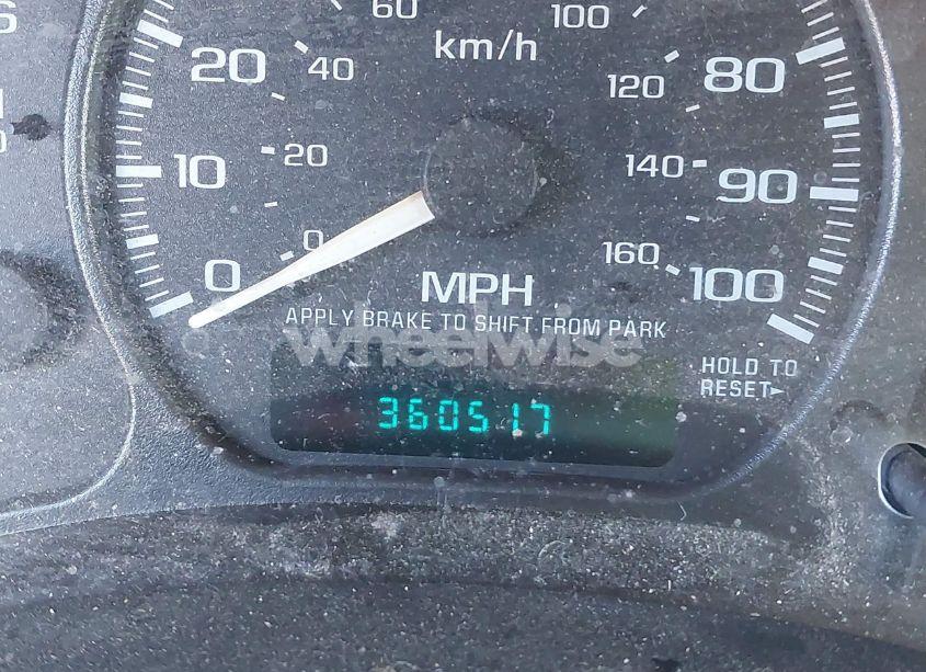 Photo 15 of 2002 Chevrolet Suburban 1500 LT (VIN 3GNEC16Z92G309366)