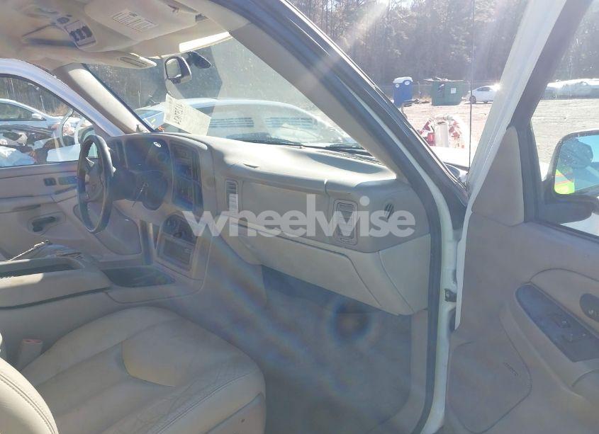 Photo 5 of 2004 Chevrolet Suburban 1500 LT (VIN 3GNEC16Z94G112443)