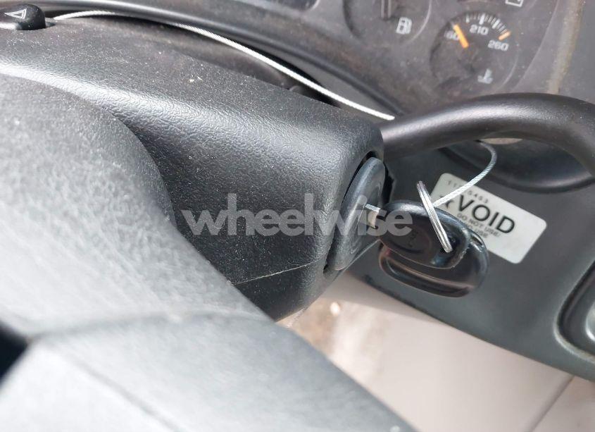 Photo 11 of 2004 Chevrolet Suburban 1500 LS (VIN 3GNEC16Z94G210873)